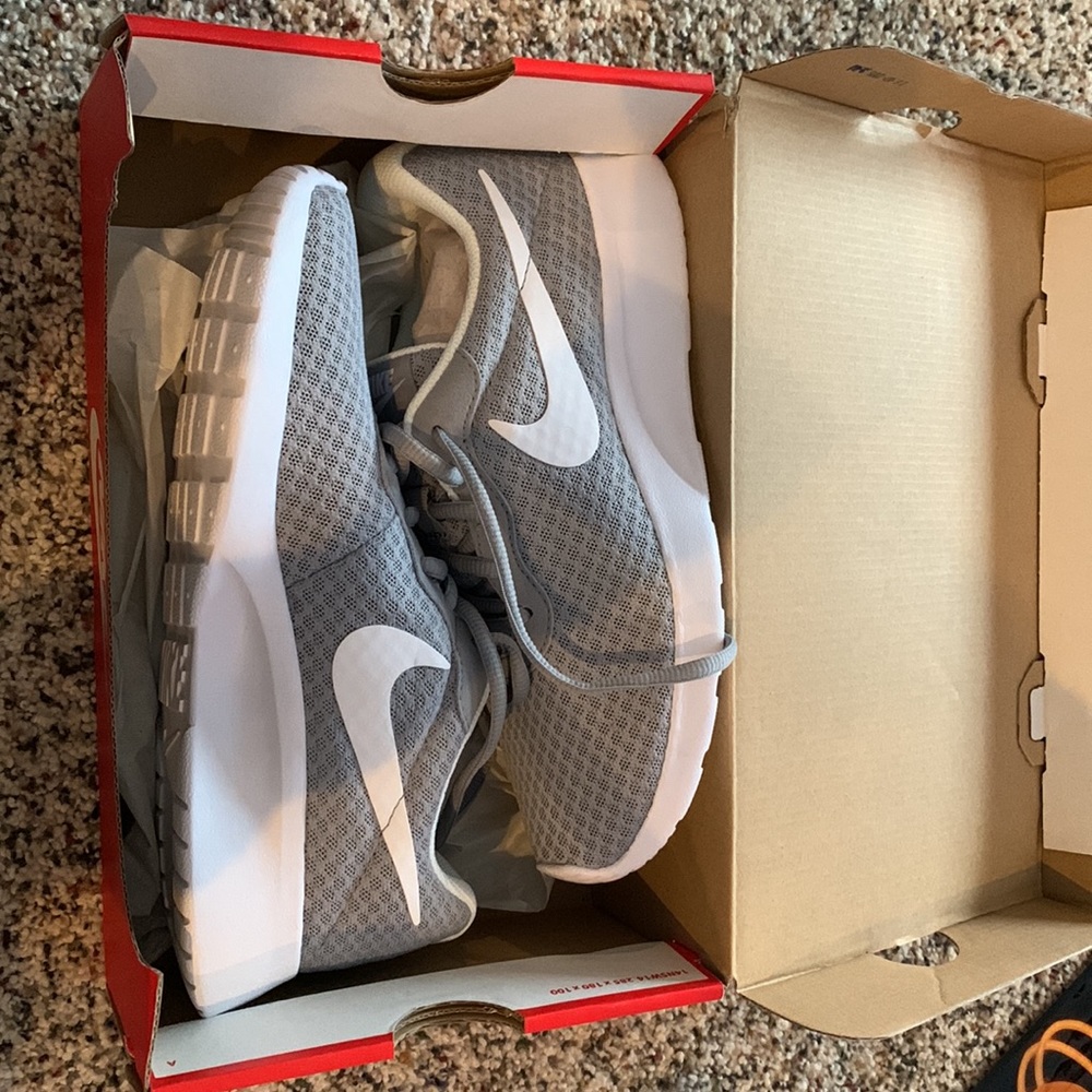 Women’s Nike Tanjun Size 6.5 White/Grey